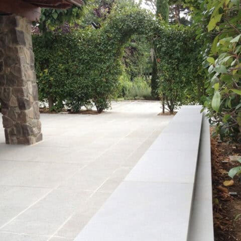 Arredi da giardino in Pietra Serena artigianali